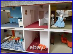 1965 fully furnished wooden dolls house, w 75, h 60, d 55, 3-side opening