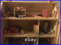 Beautiful Large Wooden Dolls House, 6 Rooms completly furnished