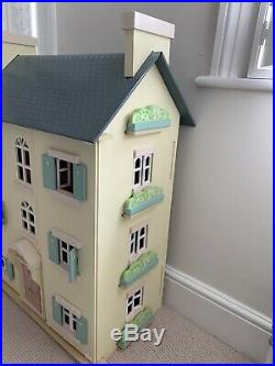 Beautiful wooden dolls house with furniture, dolls, electrics, VGC