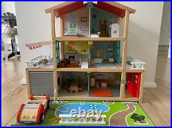 Hape Doll Family Mansion/Furniture/Dolls in Excellent Condition