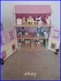 Le toy van Wisteria House. Wooden Dolls House With Dolls and furniture. Boxed