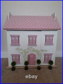 Le toy van Wisteria House. Wooden Dolls House With Dolls and furniture. Boxed