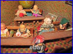 Vintage school dollhouse cardboard classroom with 7 dolls + teacher 41x33x22