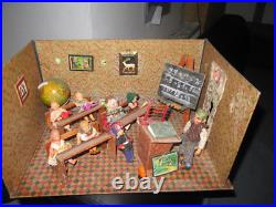 Vintage school dollhouse cardboard classroom with 7 dolls + teacher 41x33x22