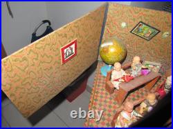 Vintage school dollhouse cardboard classroom with 7 dolls + teacher 41x33x22
