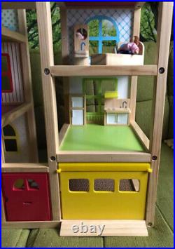 Wooden 29.5in Tall dolls house, Excellent Condition, Melissa & Doug